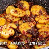 香噴噴的【孜然牛肉土豆片】 的做法圖解5