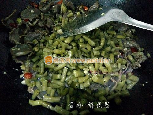 酸豆角雙椒炒雞胗的做法