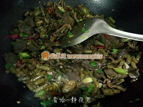 酸豆角雙椒炒雞胗的做法