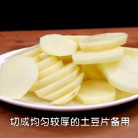 香噴噴的【孜然牛肉土豆片】 的做法圖解1