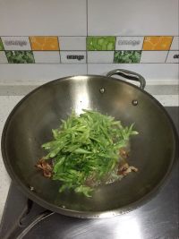 香辣豆肉炒油渣的做法步驟4