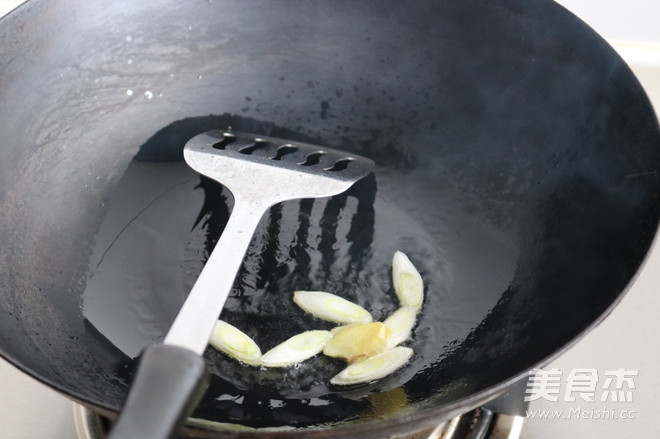 臘肉燜茭白的做法