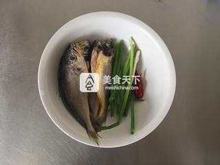 值得去嘗試的一款烤小魚——香辣烤小黃魚的做法步驟：1