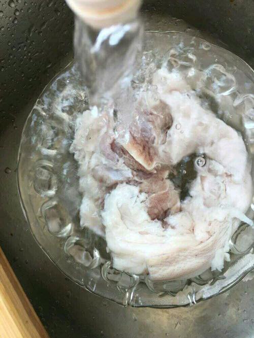 肘子肉燜黃豆的做法