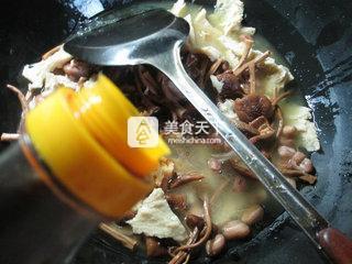 花生米茶樹菇烤麩 的做法步驟：6