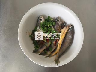 值得去嘗試的一款烤小魚——香辣烤小黃魚的做法步驟：3