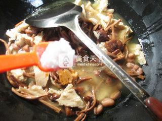 花生米茶樹菇烤麩 的做法步驟：7