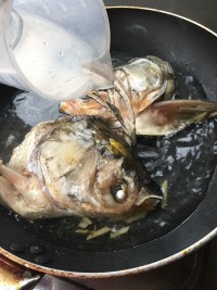 桂圓核桃魚頭湯的做法步驟5