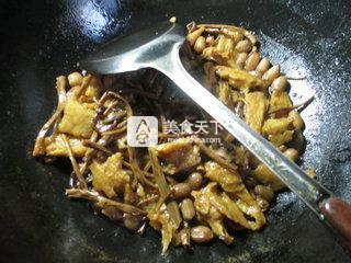 花生米茶樹菇烤麩 的做法步驟：10