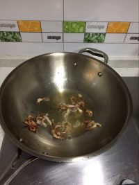 香辣豆肉炒油渣的做法步驟3