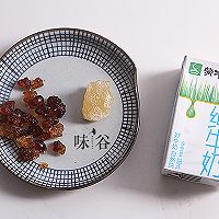 養顏美容的牛奶燉桃膠的做法圖解1