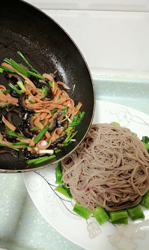 海參拌蕎麥面的做法