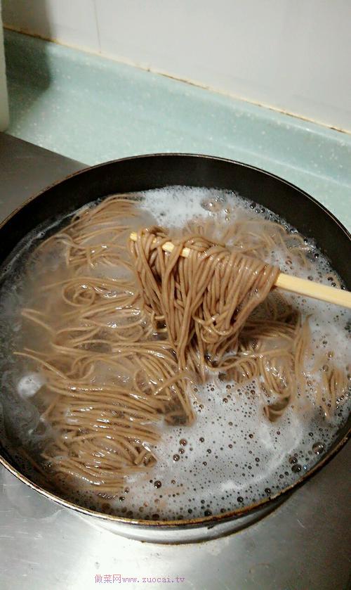 海參拌蕎麥面的做法