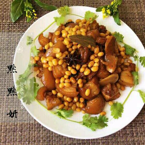 肘子肉燜黃豆的做法