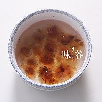 養顏美容的牛奶燉桃膠的做法圖解2