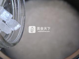 暑天懶人點心——酒釀雞蛋的做法步驟：2