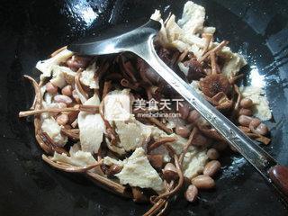 花生米茶樹菇烤麩 的做法步驟：4