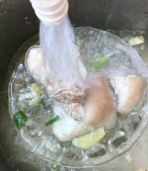 肘子肉燜黃豆的做法