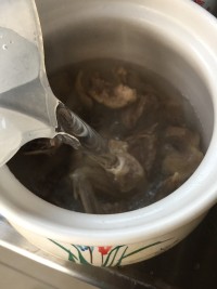 香菇燉乳鴿的做法步驟4