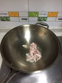 香辣豆肉炒油渣的做法步驟2