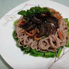 海參拌蕎麥面的做法