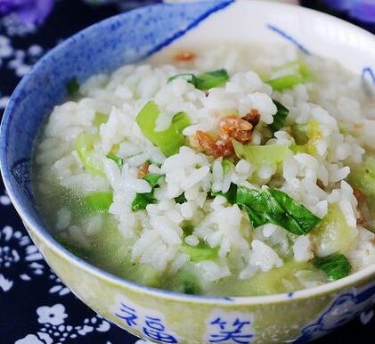 青菜絲瓜開洋泡飯的家常做法